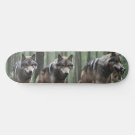 Skateboard Lobos En La Cubierta De Esquí Forestal