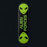 Skateboard Logo de cabeza alienígena verde personalizado pati<br><div class="desc">Logo de la cabeza verde alienígena diseño de la cubierta de patinaje. Diseño de tablero Guay de madera para niños y chicas. Divertida idea de regalo de cumpleaños para los niños. Personaliza con tu propio nombre único, citas divertidas o cartas monográficas. Idea única de regalo de cumpleaños para el hijo...</div>