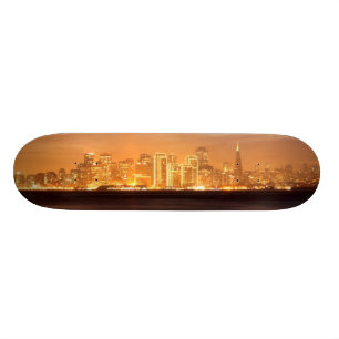 Skateboard Luna que fija sobre San Francisco en diciembre