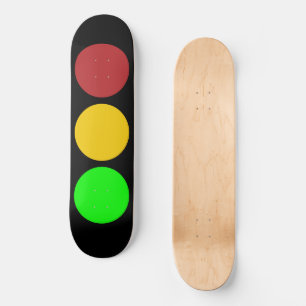 Skateboard Luz de tráfico por delante del Rótulo de precaució
