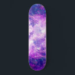 Skateboard Majestuoso espacio Verde azulado Purple Stark Nebu<br><div class="desc">Este diseño majestuoso y fresco es perfecto para la mujer bohemia. Presenta un brillante patrón de nebulosa violeta, azul y verde verde azulado. ¡Es único, artístico, bonito y hermoso! ***NOTA DE DISEÑO IMPORTANTE: Para cualquier solicitud de diseño personalizada, como solicitudes de producto coincidentes, cambios de color, cambios de posición o...</div>