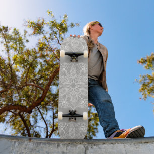 Skateboard Mandala blanca exótica con fondo gris