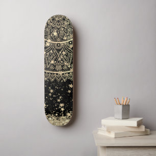 Skateboard Mandala encantadora con estrellas de oro en negro