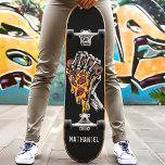 Skateboard Mano de esqueleto de pizza con nombre personalizad<br><div class="desc">Mano de esqueleto de pizza con nombre personalizado monopatín</div>