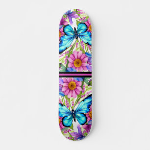 Skateboard Mariposa azul en un campo de flores