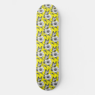 Skateboard Mariposa En El Diseño Amarillo Del Patrón De Flor