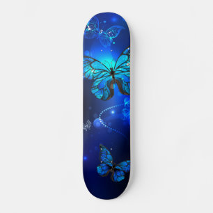 Skateboard Mariposa morfo en el fondo oscuro