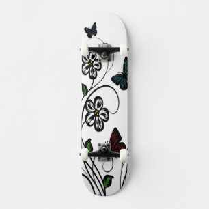 Skateboard Mariposas Coloridas sobre Flores Blancas