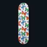 Skateboard Mariposas en blanco y nombre o texto<br><div class="desc">Destacar con estas mariposas únicas en patineta blanca. Completa con tu nombre o texto.</div>