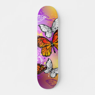 Skateboard Mariposas monarcas en fondo morado
