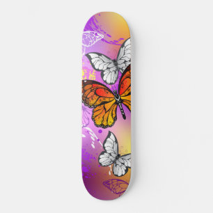 Skateboard Mariposas monarcas en fondo morado
