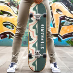 Skateboard Mármol Abstracto Retro Moderno de Remolino Rosa y<br><div class="desc">Destaca en el parque de skate con nuestra tabla de skate Pink And Green Retro Modern Abstract Marble Swirl. Este diseño llamativo presenta patrones en espiral en tonos rosados y verdes, inspirados en el arte abstracto retro y moderno. Perfecta para skaters que aman diseños únicos y artísticos, esta tabla combina...</div>