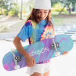 Skateboard Mármol Liquido De Color Moderno Girly Azul Rosa<br><div class="desc">El moderno y colorido Mármol Liquido Rosa Azul Girly presenta un moderno y colorido patrón de mármol líquido en rosa,  violeta y azul con su nombre personalizado. Personalice editando el texto en el cuadro de texto proporcionado. Diseñado por ©Evco Studio www.zazzle.com/store/evcostudio</div>