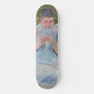 Skateboard Mary Cassatt - Muchacha cosiendo en un jardín