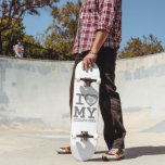 Skateboard Me encanta mi Personalizado novia. Foto de White G<br><div class="desc">Crea tu propio tablero de skateboard I Love My Girlfriend más que nunca Photo Text con esta moderna y divertida plantilla de camisa que incluye una fresca foto de serif y de novia en un enorme corazón rojo. Añade tu propia foto, tu nombre o cualquier texto personalizado. El diseño del...</div>