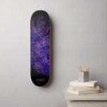 Skateboard *~* Medianoche Sky Boho Feather Cosmic Purple<br><div class="desc">* Enérgicamente mejorado Mágico místico cósmico celeste gitano gitano gitano gitano gitano asombrosamente hermoso oscuro fondo del cielo azul de la Marina de Medianoche y brillante diseño celestial de plumas cósmicas. La pluma de ambiente mágico es muy ligera y susurrada. * Personalizar / Personaliza con tus INICIALES / MONOGRAMA o...</div>