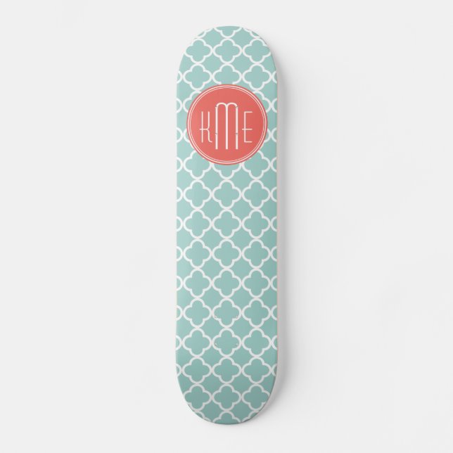 Skateboard Menta y Quatrefoil coralino con el monograma de (Anverso)