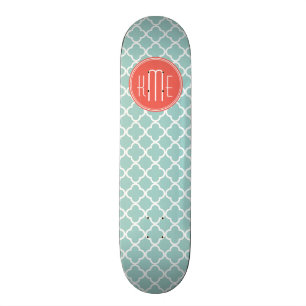 Skateboard Menta y Quatrefoil coralino con el monograma de
