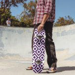 Skateboard Metro morado y blanco<br><div class="desc">Este patrón audaz, geométrico, regal morado y blanco es un diseño ornamental original. Los diamantes púrpura con bordes blancos están rodeados de serpentines reales morados que se angulan alrededor de ellos. Los zigzags blancos separan los senderos violeta sinuosos y los diamantes de desvío. Imagen creada digitalmente. Copyright © 2013 Claire...</div>