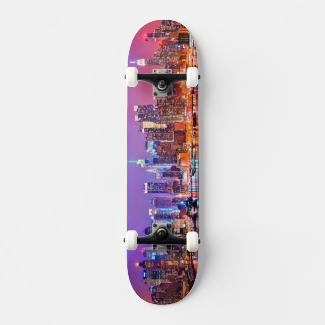 Skateboard Midtown Manhattan en la noche con el imperio Stae (Anverso)