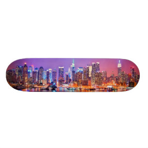 Skateboard Midtown Manhattan en la noche con el imperio Stae