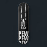 Skateboard Mientras tanto en el espacio<br><div class="desc">Mientras tanto,  en el espacio los astronautas luchan contra los invasores de otros mundos. "PEW PEW PEW" - Piso de patineta de batalla espacial</div>