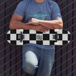 Skateboard Minimalista Retro Cuadros – Streetwear Monocromo