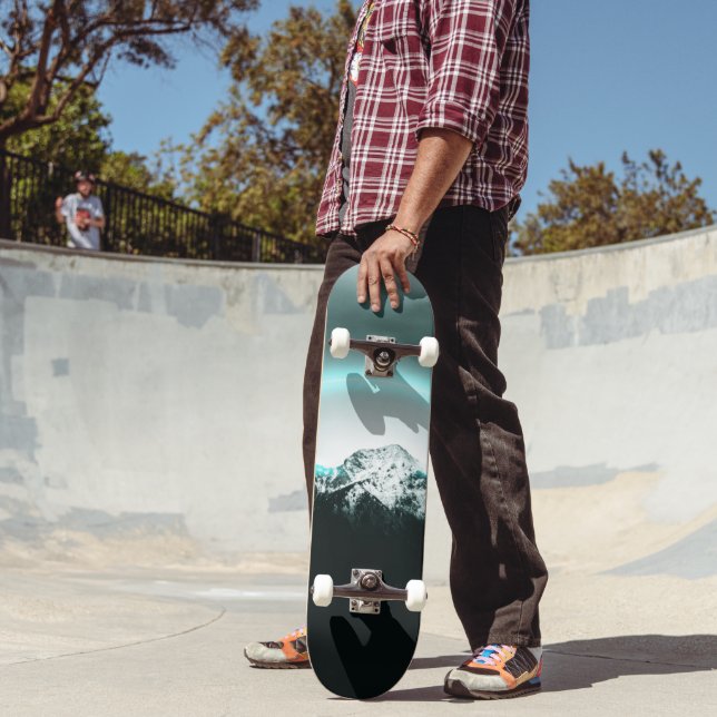 Skateboard Misteriosa luz de neón azul de montaña nevada (Exterior 2)