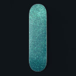 Skateboard Moda Elegante Purpurina azul azul azul Verde azula<br><div class="desc">Este elegante diseño de moda es perfecto para la moderna moda y elegante. Cuenta con una falsa impresión de purpurina azul brillante verde azulado. Es bonito, niñita, glamurosa y moderna. ***NOTA DE DISEÑO IMPORTANTE: Para cualquier solicitud de diseño personalizado, como solicitudes de productos coincidentes, cambios de color, cambios de posición...</div>
