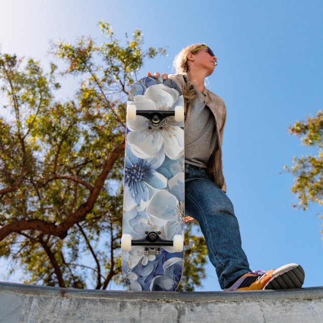 Skateboard Moderno Botánico Floral Azul Blanco Elegante (Exterior 1)
