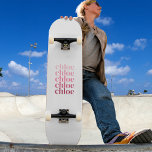 Skateboard Moderno Minimalista Personalizado Nombre Repetido<br><div class="desc">Patineta moderna,  divertida y personalizada con un nombre repitiendo el tipo de letra serif funda inferior en tonos rosa pálido a frambuesa/magenta sobre un fondo blanco. Un regalo personalizado único para ti mismo,  amigo o ser querido. El nombre puede tener entre 7 y 8 letras dependiendo de las letras.</div>