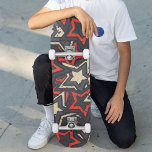 Skateboard Moderno Personalizado de patrones Guay Grunge de e<br><div class="desc">El Personalizado de patinaje moderno Red Black Stars Guay Grunge Pattern Skateboard cuenta con un sencillo patrón de color gris de estrellas rojas,  negras y crema. Dé un regalo hecho por el personalizado,  patineta personalizada a tu patinador favorito para Navidades,  cumpleaños o tu BFF. Diseñado por ©Evco Studio www.zazzle.com/store/evcostudio</div>