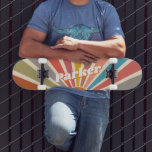 Skateboard Moderno Retro Nombre personalizado Fun Vintage Sun<br><div class="desc">El patinador moderno Retro Custom Name Fun Vintage Sunburst es un clásico de los patinadores de los años 70 y 80, con un toque moderno. Este patinador presenta un diseño vibrante de la terraza, con colores llamativos que le darán la vuelta a la cabeza mientras recorre la calle. El skateboard...</div>