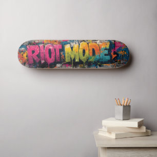 Skateboard "MODO DE DISTURBIOS" en vibrante estilo de graffit