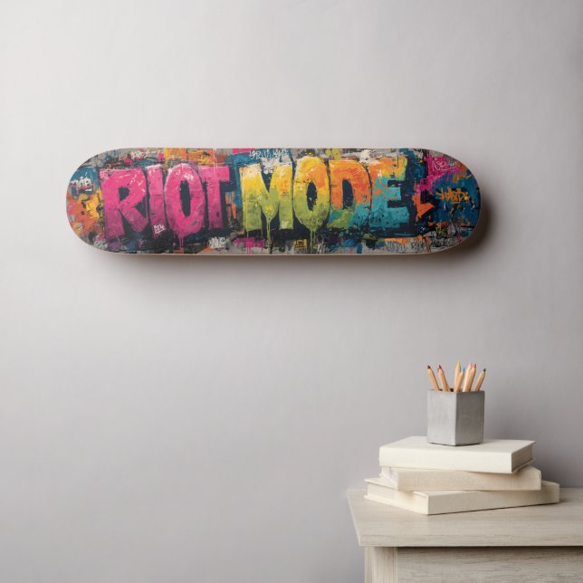 Skateboard "MODO DE DISTURBIOS" en vibrante estilo de graffit (Arte de pared (horz))