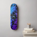 Skateboard Monograma azul púrpura oscuro hoja fresca moda mod<br><div class="desc">Trae un poco de los trópicos de la jungla a las calles de tu ciudad cada vez que usas una pizarra fresca, de moda, moderna, con un monograma inicial escrito a mano sobre un patrón gráfico de hojas de palma de gradiaciones negras vívidas, angustiadas, azules y púrpura sobre negro. Hace...</div>