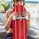 Skateboard Monograma clásico de bandas de Carreras roja y bla<br><div class="desc">Crea tus propias rayas de carreras personalizado, personalizadas, clásicas, rojas y blancas, genial, elegante y elegante escritura de tipografía de faux de oro, la mejor competencia de arce de roca dura en forma de cubierta de patinaje. Para el personalizar, simplemente escriba su nombre / monograma / iniciales. Mientras agrega /...</div>