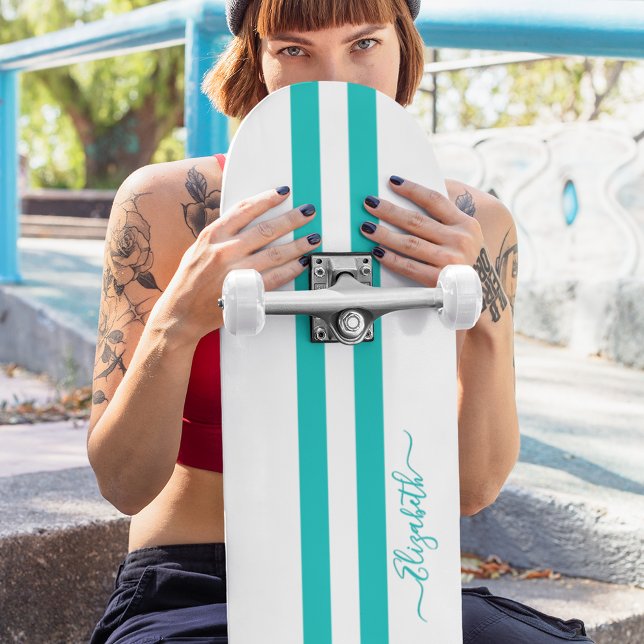 Skateboard Monograma clásico de bandas Verde azuladas de Carr (Classic Cool Teal White Racing Stripes Monogram Skateboard)