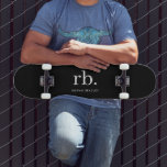 Skateboard Monograma Clásico Elegante Mínimo Negro y Blanco<br><div class="desc">Un diseño de monograma minimalista con grandes iniciales tipográficas en un tipo de letra clásico con su nombre debajo sobre un simple fondo negro. ¡El regalo o accesorio perfectamente personalizado!</div>