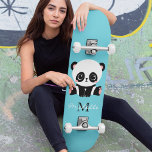 Skateboard Monograma Cute Panda Goma de burbuja personalizada<br><div class="desc">Un oso panda lindo sentado en el suelo sobre un fondo azul chicle de burbuja. Personalice con su monograma y nombre o elimine texto en cuadros de texto sin nombre.</div>