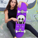 Skateboard Monograma Cute Panda Púrpura Personalizado<br><div class="desc">El Monograma Cute Panda Personalized Purple Skateboard incluye un lindo oso panda sentado en el suelo sobre un fondo morado. Personalice con su monograma y nombre o elimine texto en cuadros de texto sin nombre. Personalice editando el texto en el cuadro de texto proporcionado. Diseñado por ©Evco Studio www.zazzle.com/store/evcostudio</div>