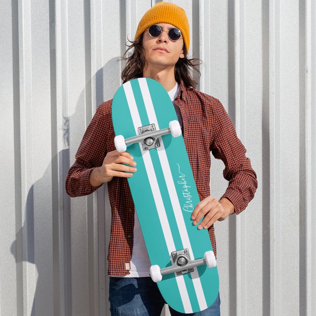 Skateboard Monograma de bandas de Carreras blanca Verde azula (Cool Teal White Racing Stripes Skater Monogram Skateboard)