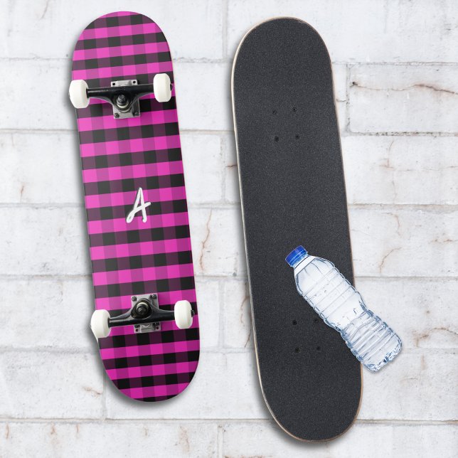 Skateboard Monograma De Búfalo Rosado Tapado Rústico Cheque P (A monogrammed skateboard in bright pink buffalo check for a bold and fun look)