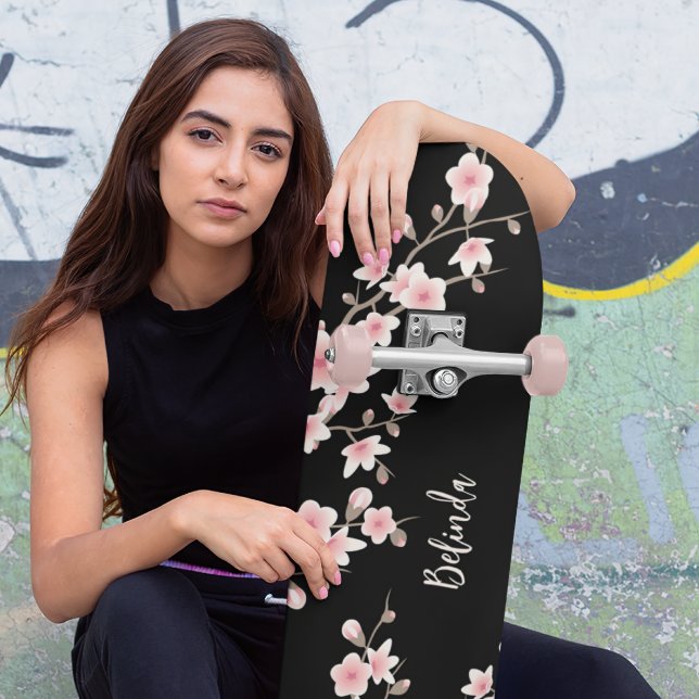 Skateboard Monograma de floración de cerezo rosa RUBOR negro (Subido por el creador)