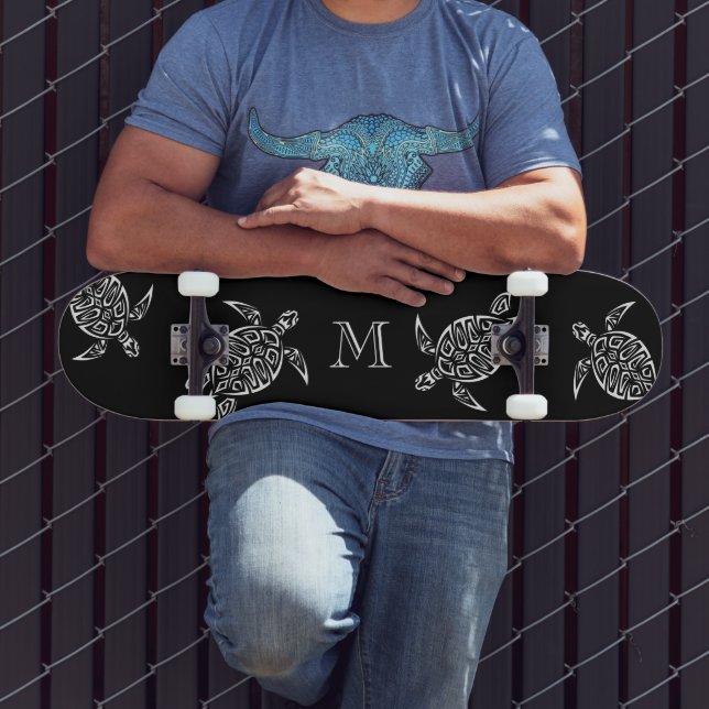 Skateboard Monograma de fondo negro tribal de tortuga blanca  (Exterior 3)