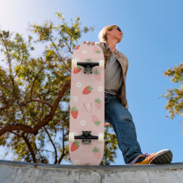 Skateboard Monograma de fresas rosadas y rojas dulces