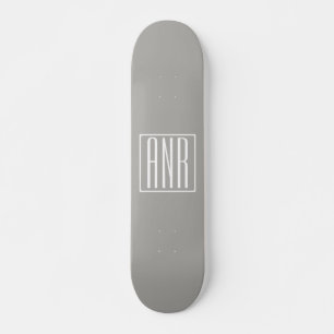 Skateboard Monograma de Iniciales Blanco Sobre Gris Claro