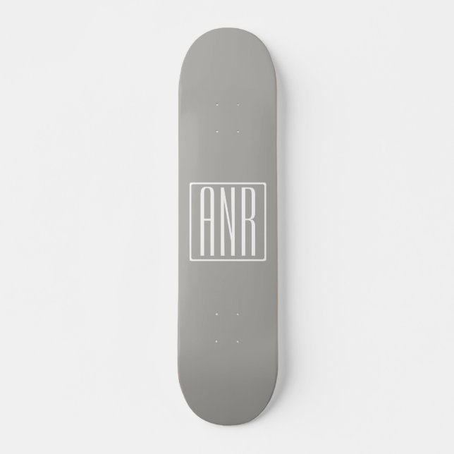 Skateboard Monograma de Iniciales | Blanco Sobre Gris Claro (Anverso )