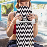 Skateboard Monograma de oro del patrón de cherón blanco negro<br><div class="desc">Crea tu propio diseño personalizado, personalizado, moderno, fresco, elegante, geométrico de chevron zig zag en blanco y negro, elegante y elegante escritura de tipografía de oro falso, cubierta de patinaje en forma de competencia de arce de roca dura de mejor calidad. Para el personalizar, simplemente escriba su nombre / monograma...</div>