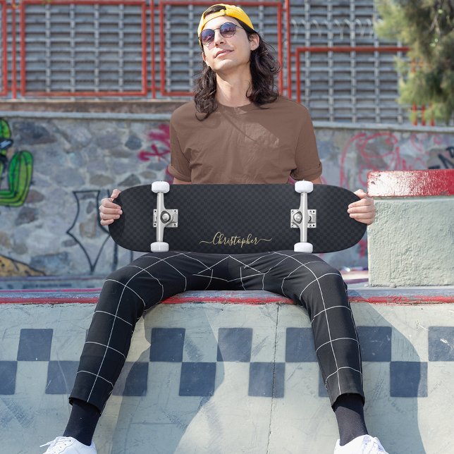 Skateboard Monograma de oro del patrón de Guay negro controla (Cool Black Checkered Pattern Gold Monogram Signed Skateboard)